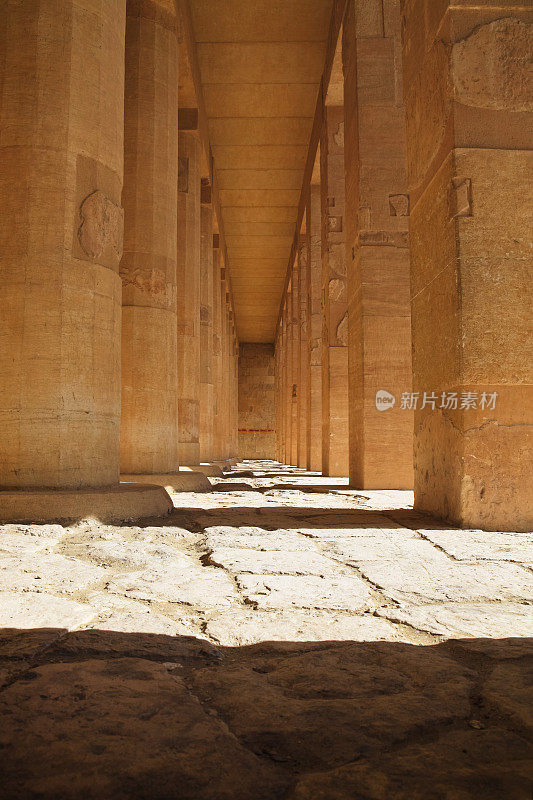 埃及代尔巴哈里哈特谢普苏特太平间神庙的柱廊