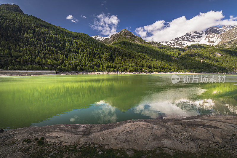 日落时分的Ceresole湖在阿尔卑斯风景-大天堂-意大利