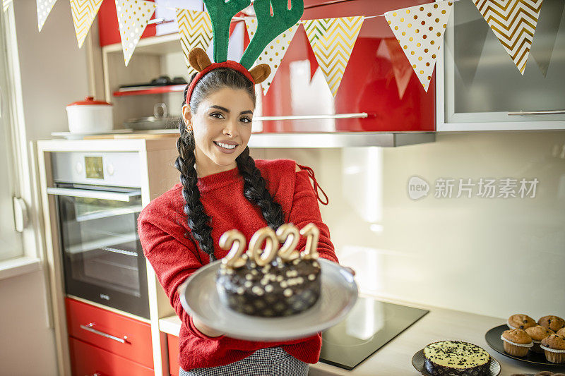 美丽的年轻女子准备巧克力蛋糕新年派对