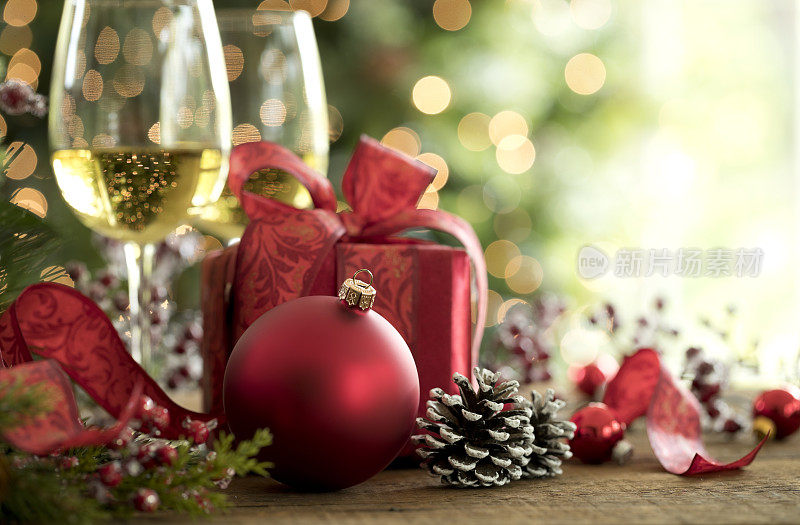 圣诞酒，礼物和红色的小装饰品在圣诞树前