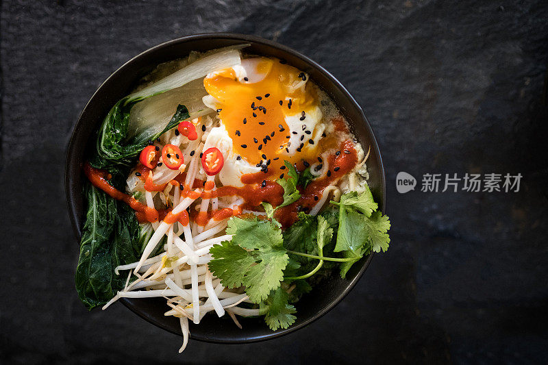 亚洲汤，鸡蛋，白菜，芽菜，香菜和辣椒