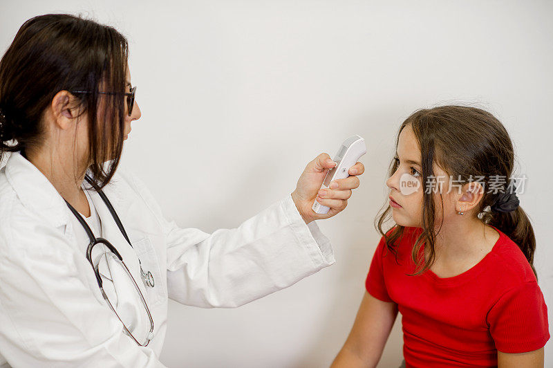 医生在给女孩测体温
