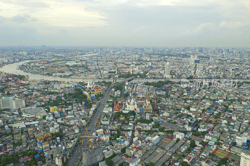 全景无人机俯瞰泰国曼谷的河流和低层住宅区域