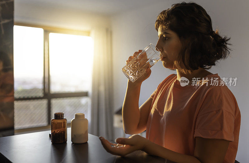 在家服用补充剂的妇女