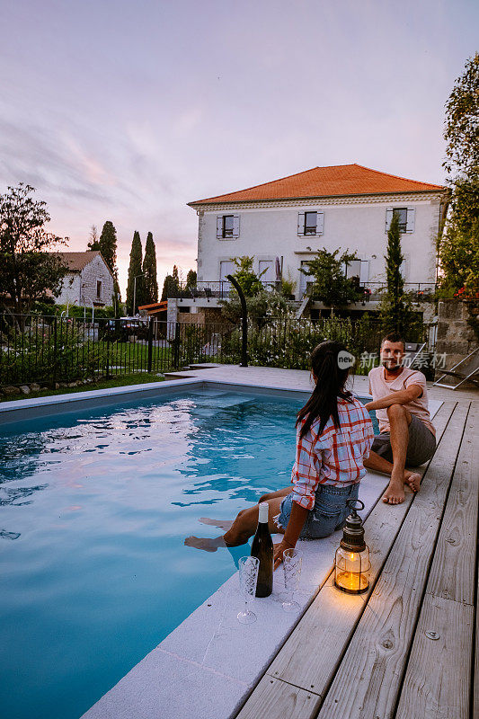 在法国阿尔代什有木制甲板和游泳池的法国度假屋。在法国南部的度假别墅豪华度假期间，夫妇放松与木制甲板的游泳池