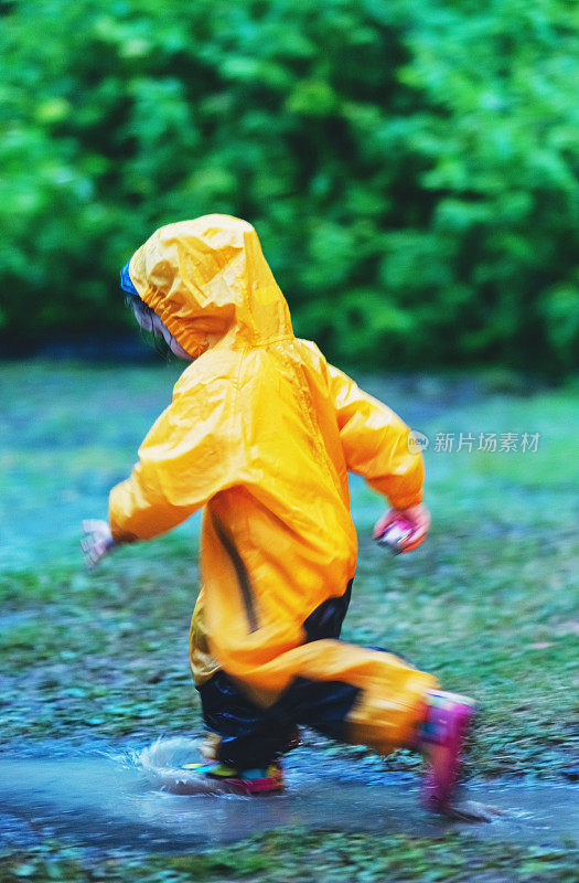 倾盆大雨中的乐趣