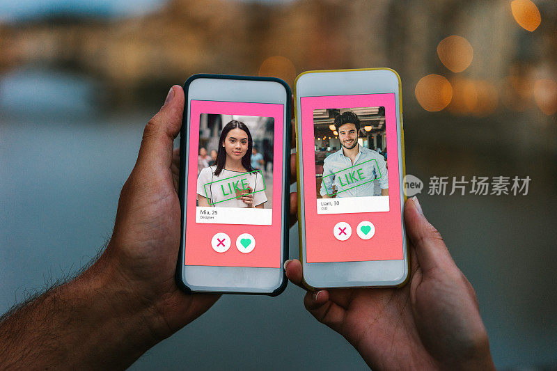 两只手拿着智能手机的概念图像，屏幕上有一个在线约会应用程序