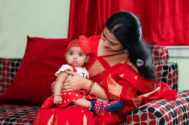 印度母亲抱着婴儿