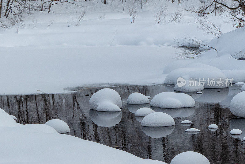 冬天，日本北海道白石河上的雪蘑菇
