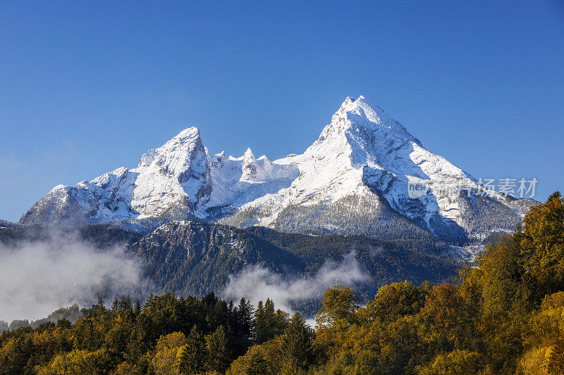 秋天的瓦茨曼蓝天雪山