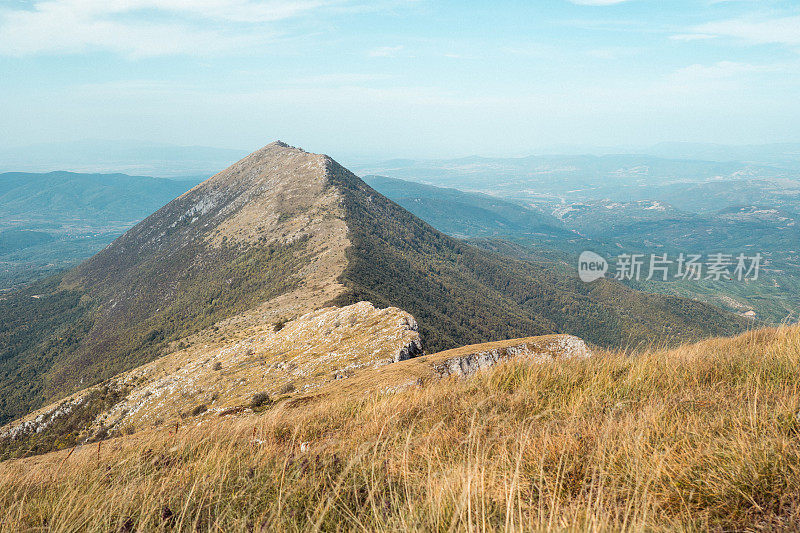 当你站在山顶的时候，你会感到平静和专注