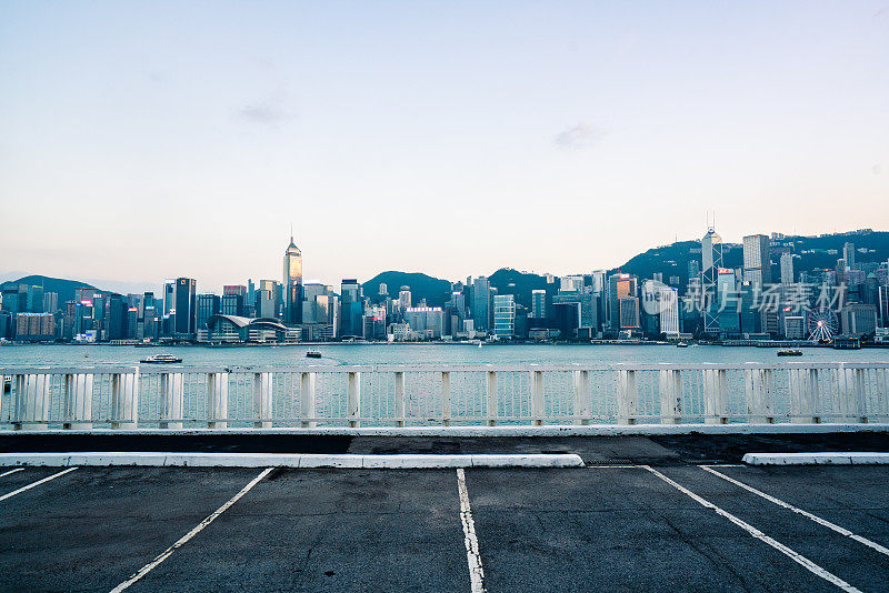 香港天际线前的空瓷砖地板