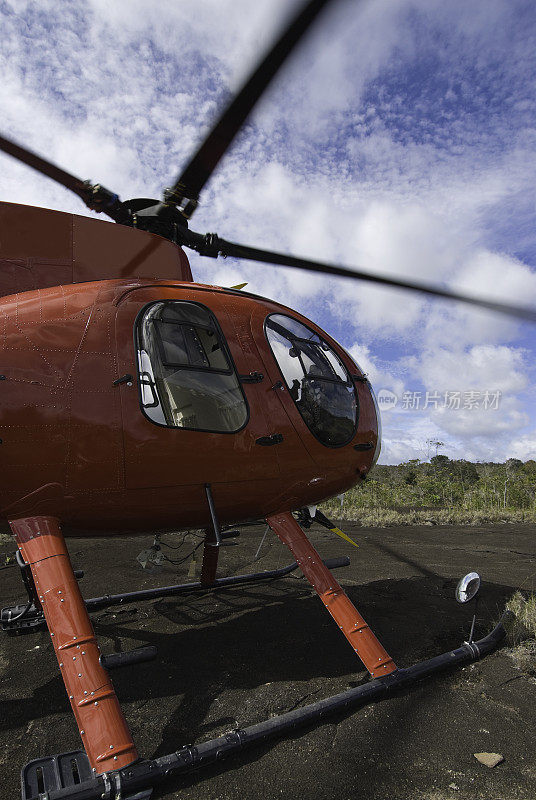 直升飞机从江户奥扬特普伊的坚硬岩石上起飞。玻利瓦尔,委内瑞拉