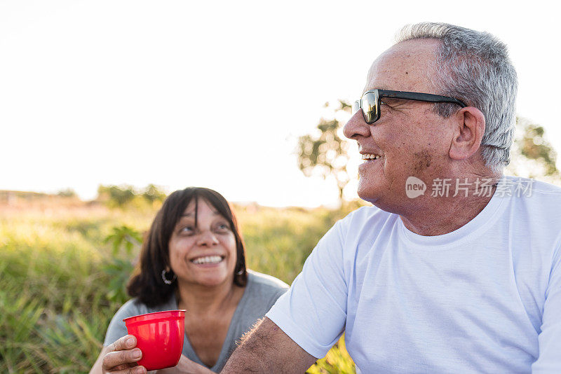 老年夫妇在远足休息