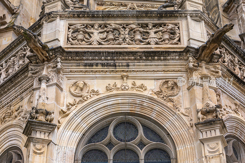 卡昂市中心的圣皮埃尔教堂的外墙