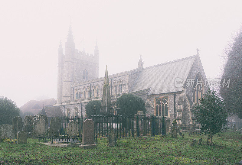 迷雾笼罩着比肯斯菲尔德老城的教堂