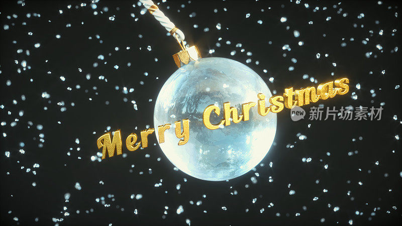 在一个水晶圣诞装饰球和一堆雪花般的冰粒前拼出圣诞快乐的祝福