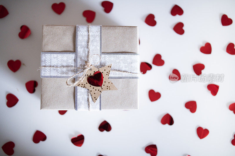情人节礼物和红色心形的背景。