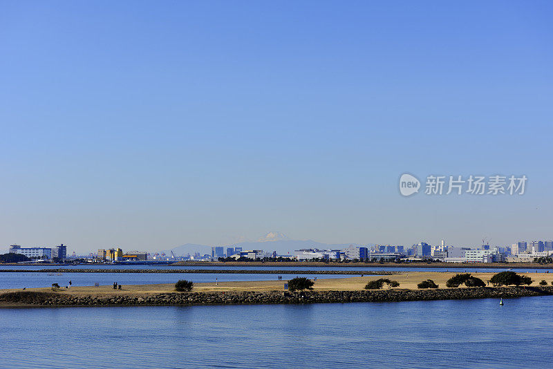 从东京湾地区在东京城市天际线对晴朗的天空