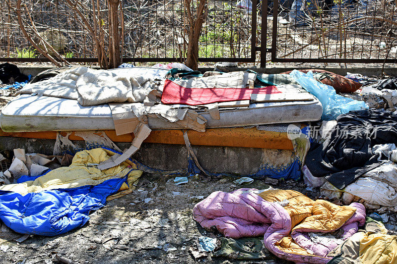 无家可归的人躺在街上