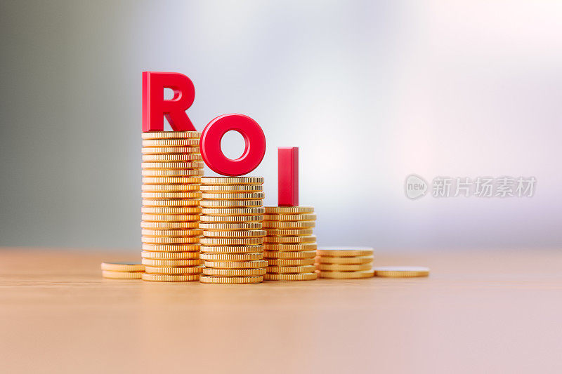 ROI减少和损失概念-红色字母坐在硬币堆写ROI前散焦背景