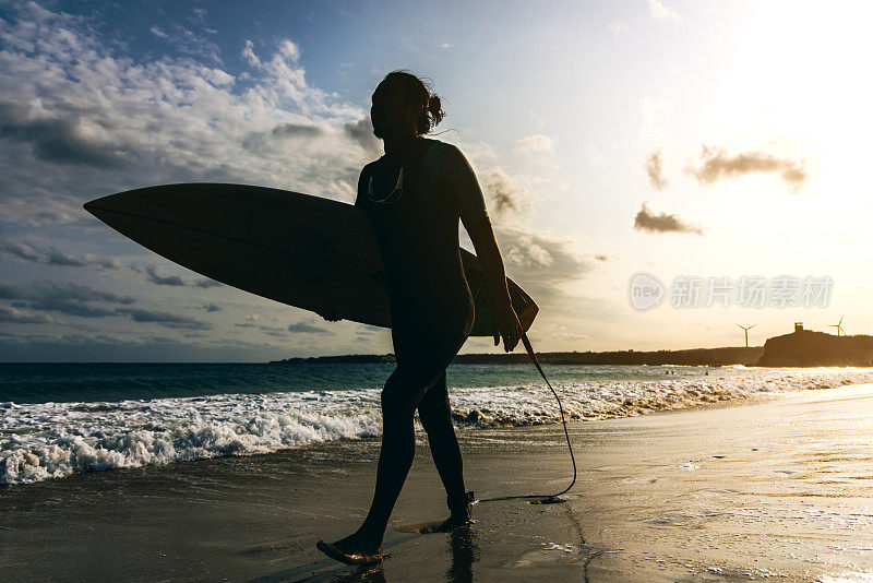 海滩上男人的剪影