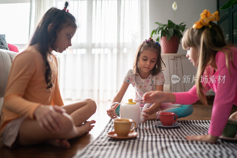 姐妹们在家里野餐时玩茶时间