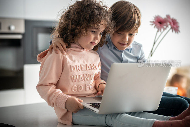 兄弟姐妹看漫画