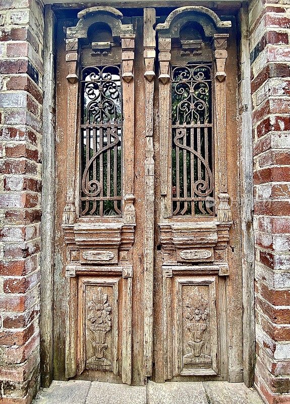 旧木门与金属和砖