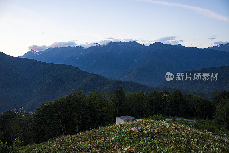 从山顶俯瞰，壮丽的景色