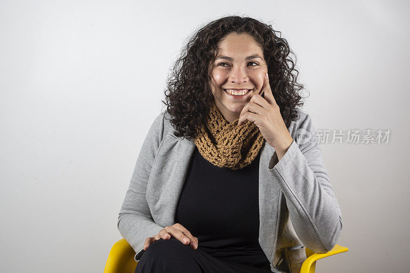 一个三十多岁的拉丁女人在摄影棚里摆造型