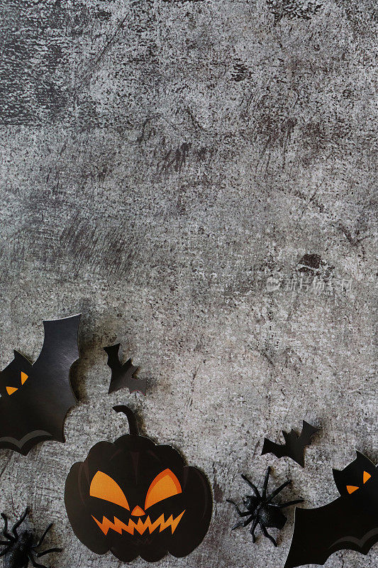 万圣节设计海报的形象，自制剪影切割形状的蝙蝠和南瓜杰克O'灯笼，蜘蛛在黑色背景，万圣节墙纸背景，复制空间