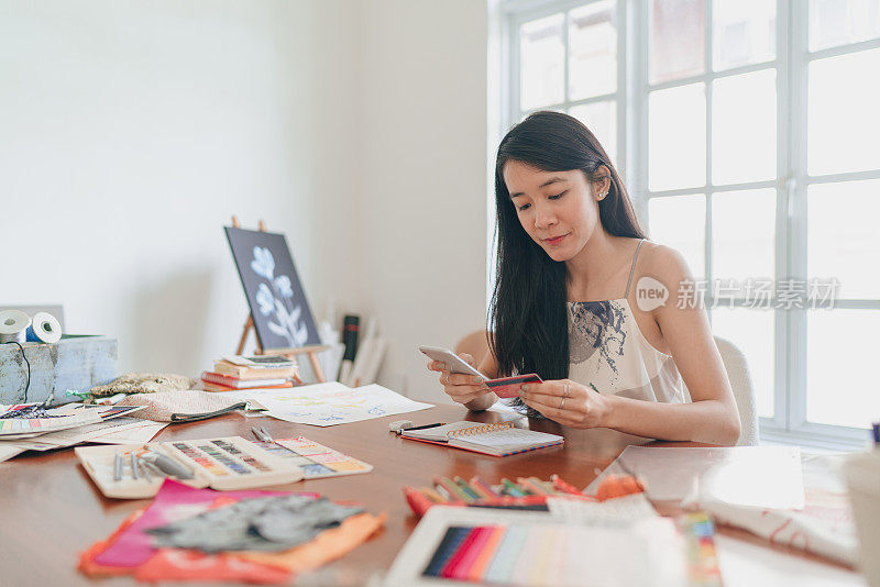 亚洲织物印花设计师正在网上购买艺术用品