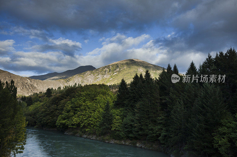 河流穿过南阿尔卑斯山在南岛，新西兰