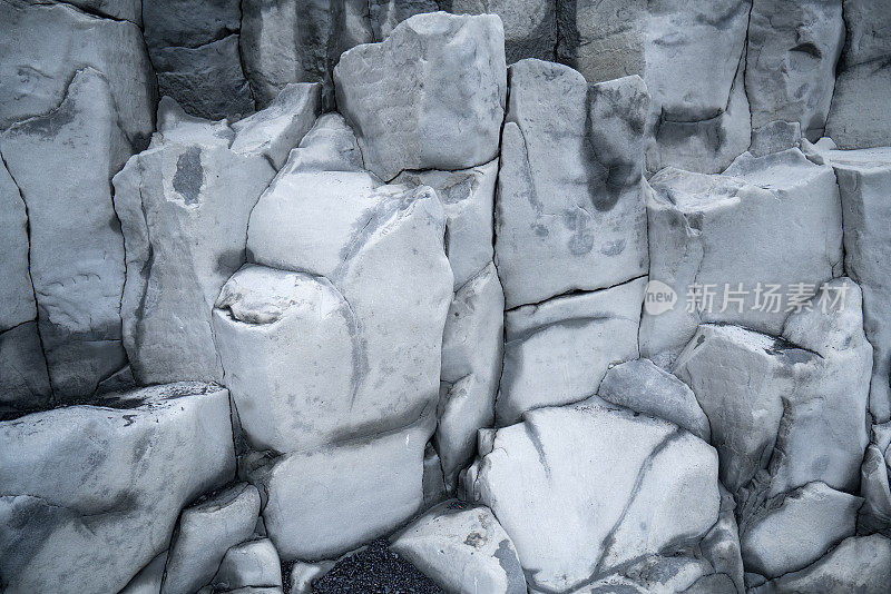 冰岛雷尼斯菲加拉黑沙滩上加达玄武岩柱。