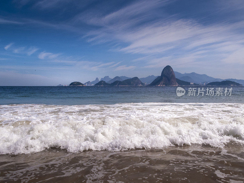 从海边俯瞰里约热内卢的山景