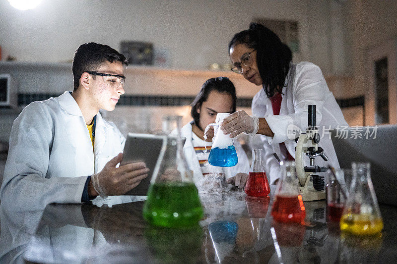 化学老师在学校或大学的实验室里教学生-包括有特殊需要的学生