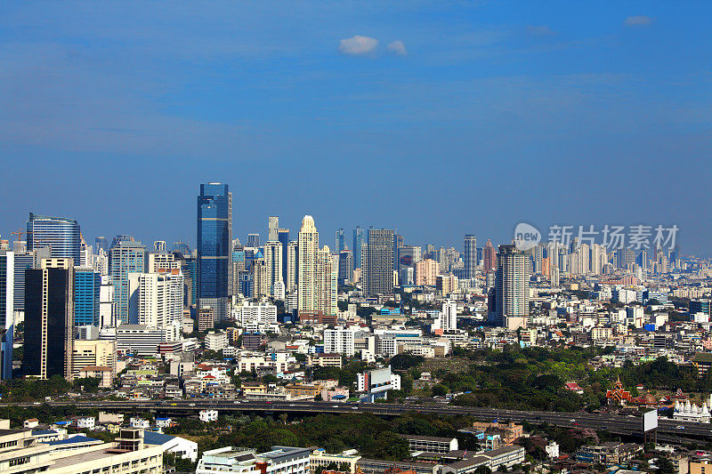 曼谷的高角度城市景观，高楼大厦在泰国阳光明媚的蓝天上