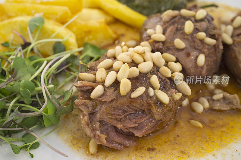 伊比利亚炖肉配松子和玉米沙拉