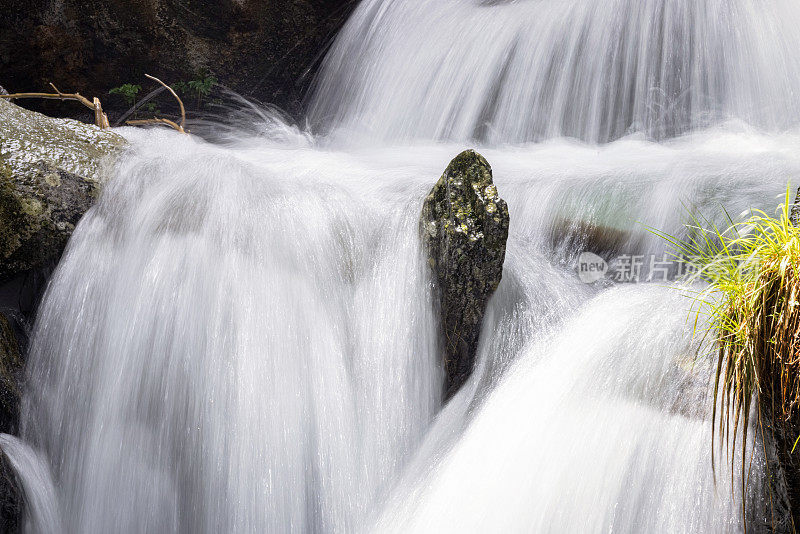 模糊山涧水