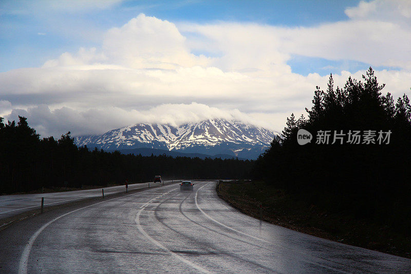 土耳其，泥泞的道路和伊尔加兹山景