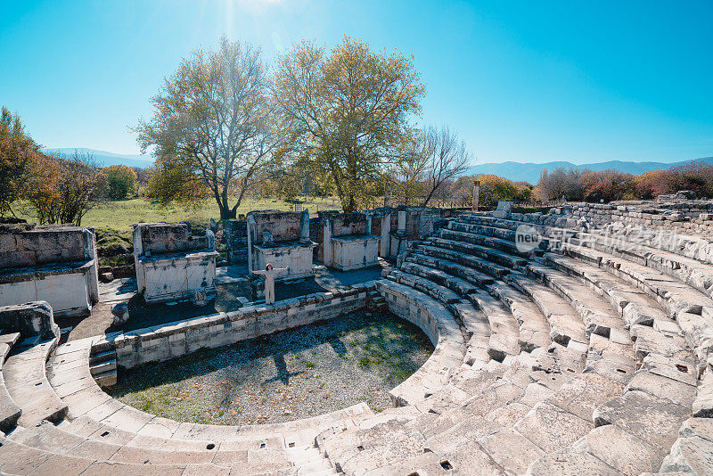 美丽的女孩在阿佛洛狄西亚古堡的欧迪翁，Bouleuterion议会大厦张开双臂