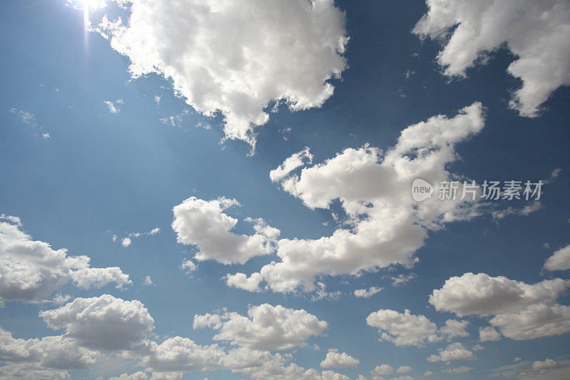 白云，蓝天和太阳