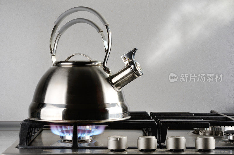 银金属茶壶在沸腾时吹出蒸汽