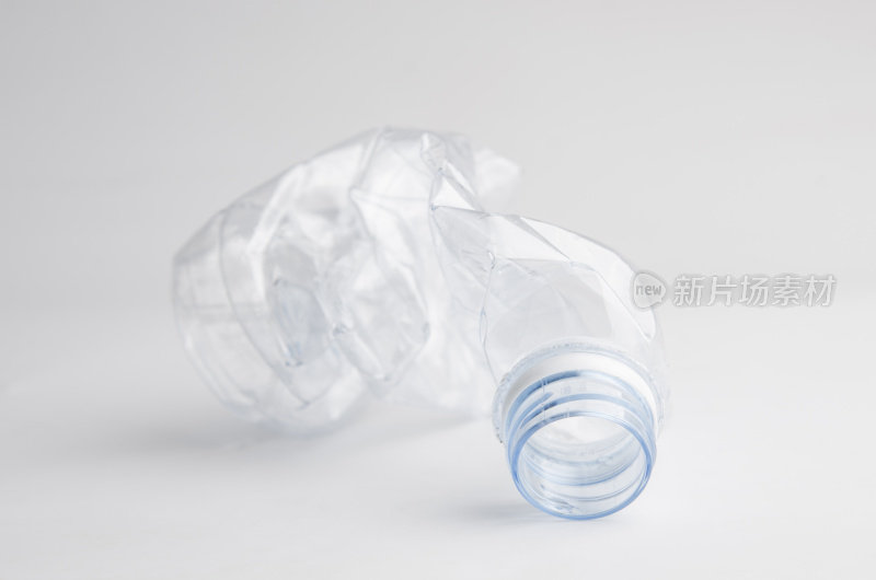 空塑料瓶以供回收