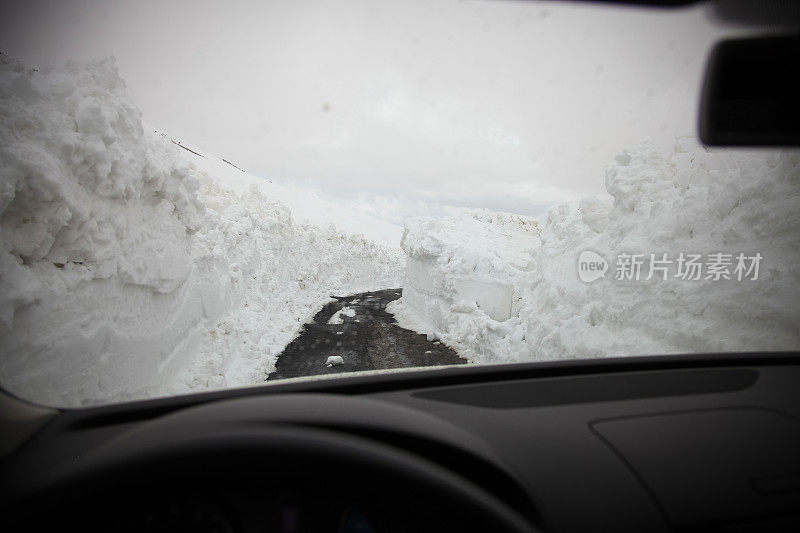 车窗外是雪山