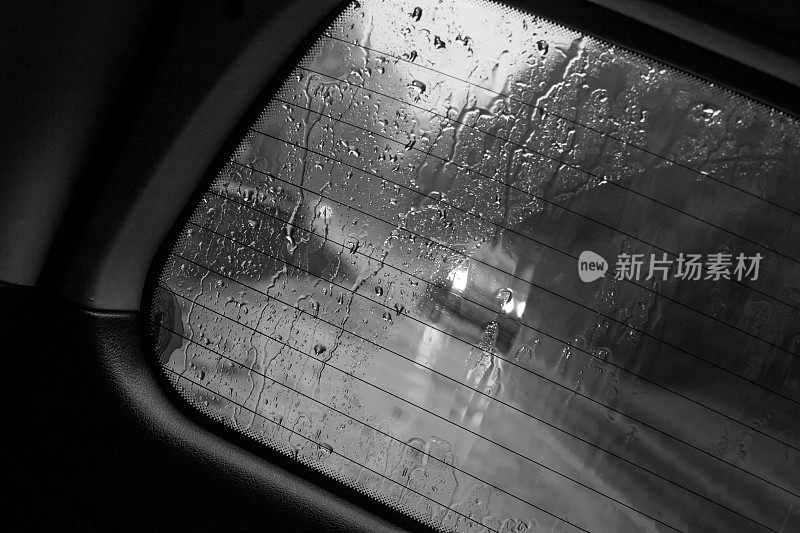 黑色和白色的雨天交通背景