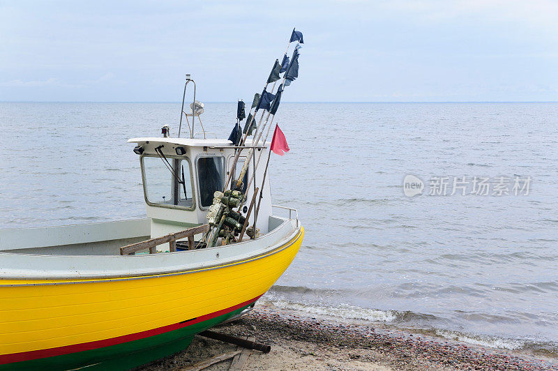 波罗的海岸边的一艘旧渔船