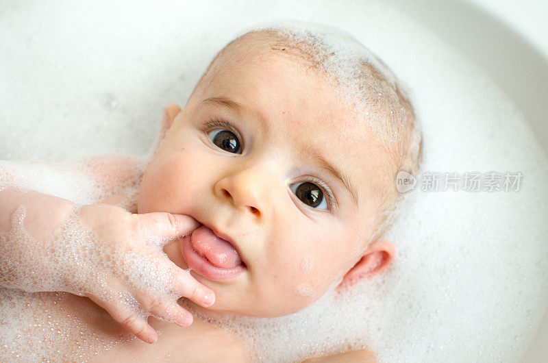 新生儿泡浴用白色泡沫洗手指，宝宝洗澡时要注意护理