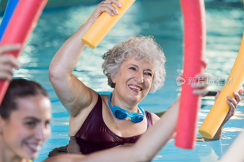 老年妇女做水中有氧运动